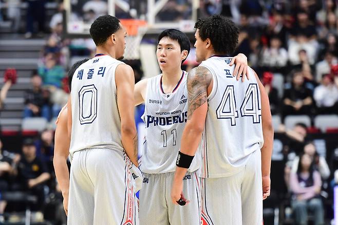 이우석(가운데)이 18일 경기도 수원 케이티 소닉붐 경기장에서 열린 2026~2027 남자프로농구 수원 케이티(KT)와 경기에서 두 외국인 선수와 작전에 대해 얘기하고 있다. 한국농구연맹 제공