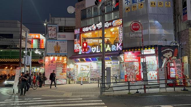 일본 도쿄 신오쿠보 코리아타운에 위치한 한국 관련 가게들이 지난달 25일 불빛을 밝히며 영업하고 있다. 도쿄=류호 특파원