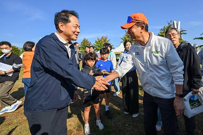오세훈(오른쪽) 서울시장과 이성철 한국일보 사장이 17일 서울 여의도 한강공원에서 악수하고 있다. 박시몬 기자
