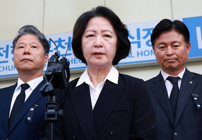 17일 추미애 경기지사가 경기 부천시 순천향대 부천병원 장례식장에서 공장 화재 진압 중 순직한 고 김진석 소방위의 빈소를 조문한 뒤 취재진 앞에서 입장을 밝히고 있다. 뉴스1