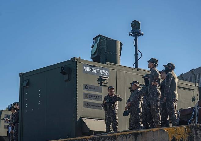 한화시스템은 지난 14일 대한민국 육군본부 주관으로 열린 ‘Army TIGER+ 미래전 통합 전투수행 훈련’에서 ‘천광(레이저 대공무기 블록-Ⅰ)’ 및 ‘전투차량 탑재형 고에너지 레이저포’를 활용한 드론 요격 시연을 성공적으로 마쳤다고 밝혔다. [방위사업청, 연합뉴스]