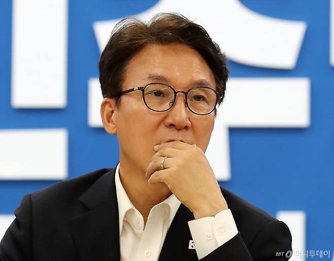 (부산=뉴스1) 윤일지 기자 = 김민석 더불어민주당 대표가 18일 부산 동구 더불어민주당 부산시당에서 열린 부산지역 기초단체장 간담회에서 기초단체장의 발언을 듣고 있다.   2026.10.18/뉴스1  Copyright (C) 뉴스1. All rights reserved. 무단 전재 및 재배포,  AI학습 이용 금지. /사진=(부산=뉴스1) 윤일지 기자