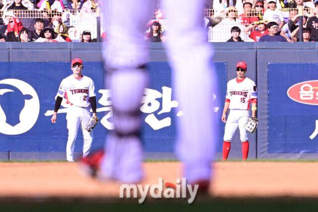 17일 오후 광주 기아챔피언스필드에서 진행된 '2026 신한 SOL KBO리그 포스트시즌' 준플레이오프 1차전 KIA 타이거즈와 LG트윈스의 경기. KIA 좌익수 박재현이 5회초 박동원의 타구를 포구 실책한 뒤 아쉬워 하고 있다./광주=곽경훈 기자 kphoto@mydaily.co.kr