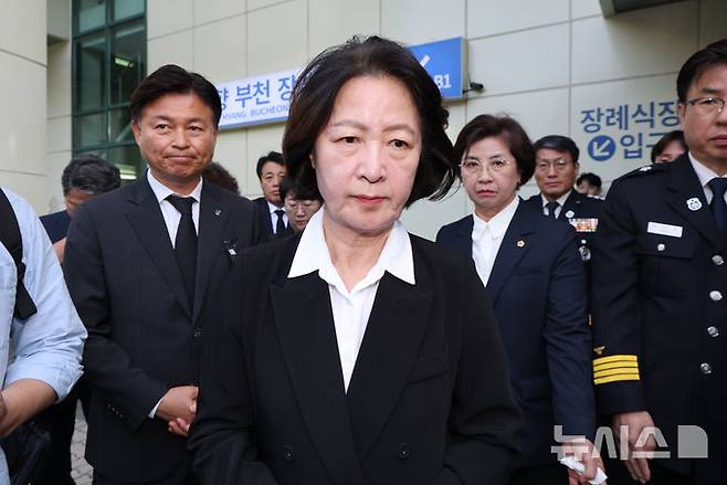[부천=뉴시스] 황준선 기자 = 추미애 경기도지사가 17일 경기 부천시 순천향대학교 병원 장례식장에 마련된 부천 도장공장 화재 사망 소방관의 빈소 조문을 마친 뒤 장례식장을 나서고 있다. 2026.10.17. hwang@newsis.com