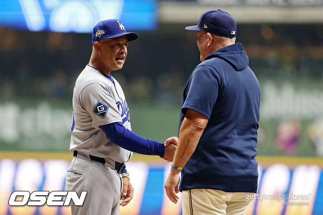 [사진] LA 다저스 데이브 로버츠 감독이 밀워키 팻 머피 감독과 악수하고 있다. ⓒGettyimages(무단전재 및 재배포 금지)