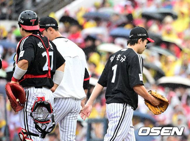 [OSEN=전남광주, 지형준 기자] 18일 광주-기아챔피언스필드에서 2026 신한 SOL KBO 준플레이오프 2차전 KIA 타이거즈와 LG 트윈스의 경기가 열렸다. 홈팀 KIA는 올러가, 방문팀 LG는 임찬규가 선발 출전했다.1회말 1사 1,3루에서 LG 임찬규가 교체되고 있다. 2026.10.18 / jpnews@osen.co.kr