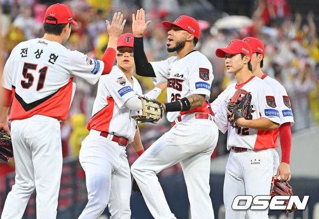[OSEN=전남광주, 이석우 기자] 18일 광주-기아챔피언스필드에서 2026 신한 SOL KBO 준플레이오프 2차전 KIA 타이거즈와 LG 트윈스의 경기가 열렸다. 홈팀 KIA는 올러가, 방문팀 LG는 임찬규가 선발 출전했다.KIA 타이거즈 선수들이 2차전에서 6-3으로 승리한 후 기뻐하고 있다. 2026.10.18 / foto0307@osen.co.kr