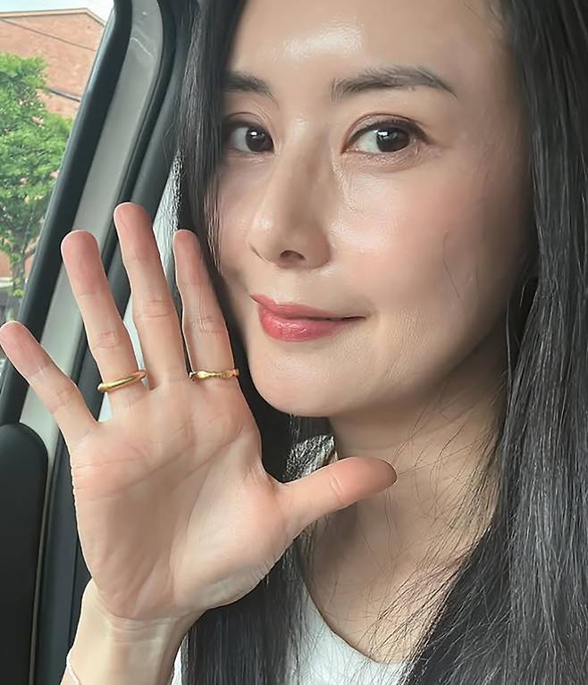 공적인 유명세 뒤, 묵묵히 일상을 지켜온 이의 깊은 평온. 최정윤 SNS