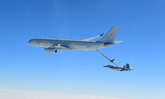 공군 KC-330 공중급유기가 KF-21 전투기에 공중급유를 하고 있다. 세계일보 자료사진