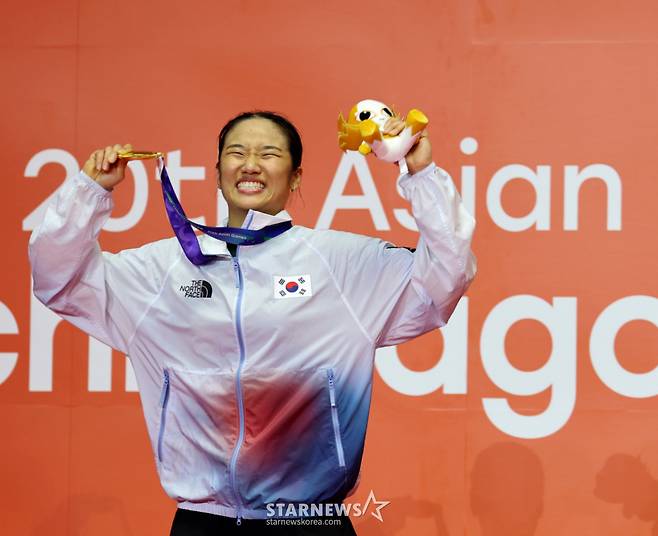 안세영이 9월 29일 일본 이치노미야 시립체육관에서 열린 2026 아이치·나고야 아시안게임 배드민턴 여자단식 결승전에서 일본 야마구치 아카네를 꺾고 금메달을 목에 건 뒤 포효하고 있다. /사진=강영조 선임기자