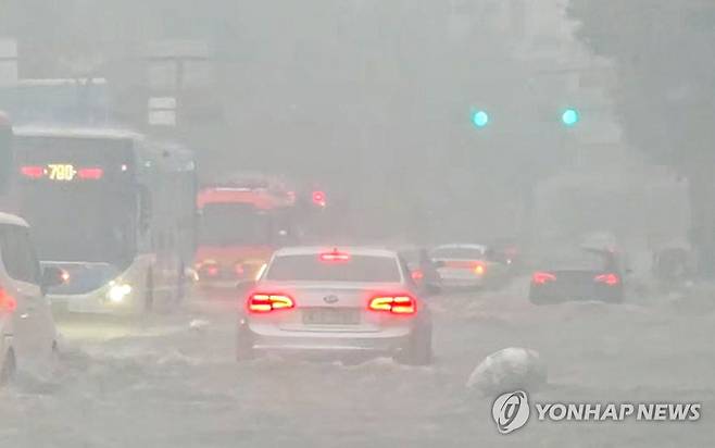 서울 폭우, 침수된 연신내역 인근 도로 (서울=연합뉴스) 18일 서울 3호선 연신내역 인근 도로가 빗물로 침수돼 있다. 2026.10.18 [독자 제공. 재판매 및 DB 금지] photo@yna.co.kr