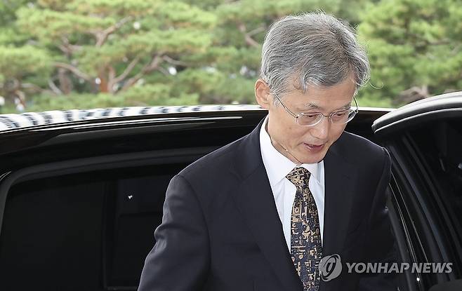 출근하는 조희대 대법원장 (서울=연합뉴스) 임화영 기자 = 조희대 대법원장이 16일 서울 서초구 대법원으로 출근하고 있다. 2026.10.16 hwayoung7@yna.co.kr