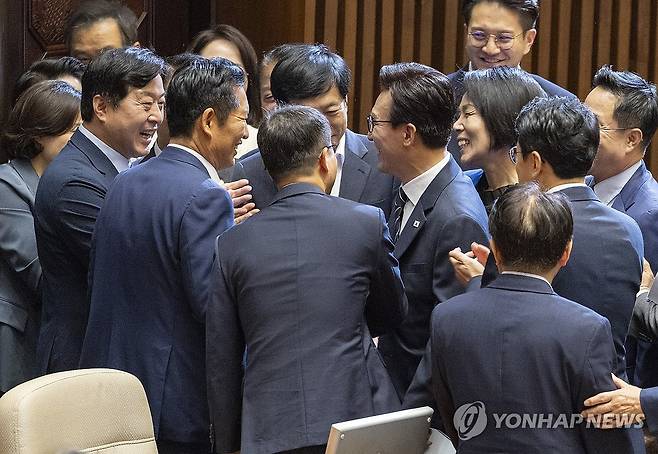 김민석과 정청래의 '포옹' (서울=연합뉴스) 황광모 기자 = 더불어민주당 김민석 대표가 7일 국회에서 열린 제439회 국회 정기회 3차 본회의에서 교섭단체 대표 연설을 마친 뒤 정청래 전 대표와 포옹하고 있다. 2026.9.7 hkmpooh@yna.co.kr