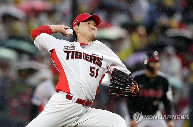 역투로 승리 지키는 전상현 (전남광주=연합뉴스) 민현기 기자 = 18일 광주기아챔피언스필드에서 열린 프로야구 2026 포스트시즌 준플레이오프 2차전 LG 트윈스와 KIA 타이거즈의 경기.
    KIA 전상현이 9회 역투하고 있다. 2026.10.18 mhk0226@yna.co.kr