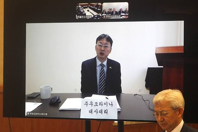 윤지완 주우크라이나 대사대리 (바르샤바=연합뉴스) 김계연 특파원 = 윤지완 주우크라이나 공사참사관이 18일(현지시간) 국회 외교통일위원회의 국정감사에서 화상으로 답변하고 있다. 아래 오른쪽은 태준열 주폴란드 대사. dada@yna.co.kr 2026.10.18