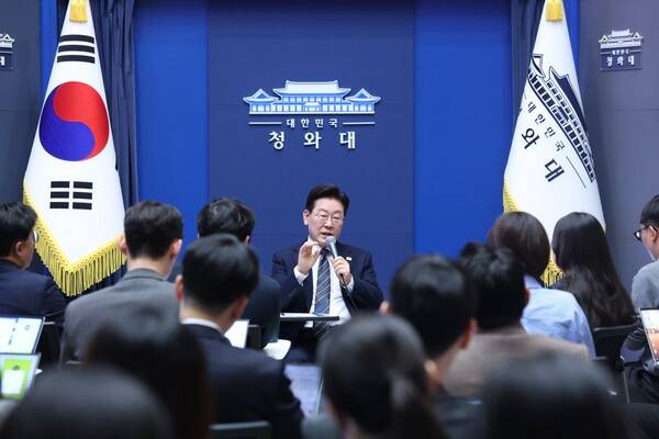 이재명 대통령이 19일 청와대 춘추관을 찾아 취재진과 간담회를 하고 있다. 뉴스1