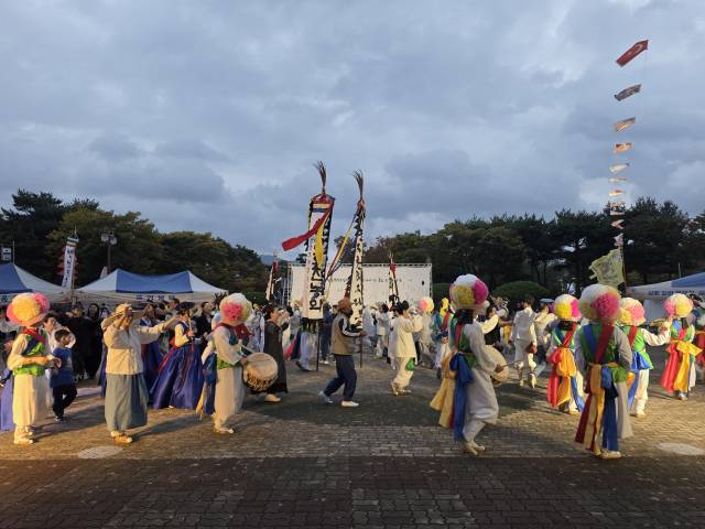 경상남도 무형유산축제 참가자와 관람객이 한데 어우러져 대동놀이를 하고 있다./함안군/