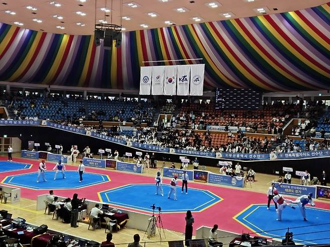 18일 제주 한라체육관에서 전국체전 태권도 경기가 진행되고 있다. 이날 대구의 오서린이 금메달을 따냈다.