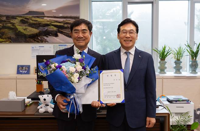 박원철 신임 제주국제자유도시개발센터 경영기획본부장(왼쪽)이 19일 송석언 JDC 이사장으로부터 임명장을 받았다.