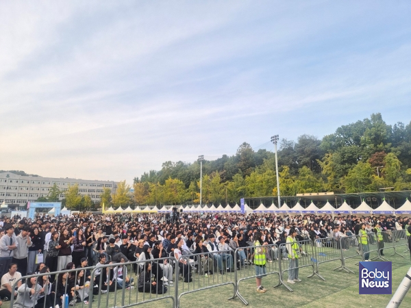 17일 열린 '제11회 구로 청소년축제'에서 청소년과 주민들이 공연을 관람하고 있다.&nbsp;ⓒ구로구
