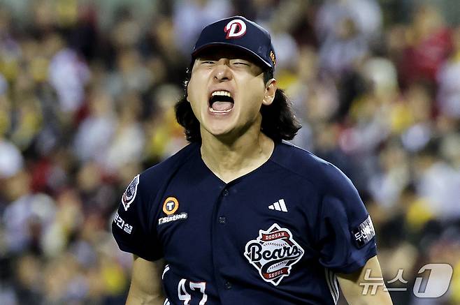 14일 서울 잠실야구장에서 열린 2026 신한 SOL KBO 포스트시즌 와일드카드 결정전 1차전 LG 트윈스와 두산 베어스의 경기에서 2회말 두산 선발투수 곽빈이 만루 위기를 실점 없이 넘긴 뒤 기뻐하고 있다. 2026.10.14 ⓒ 뉴스1 박지혜 기자
