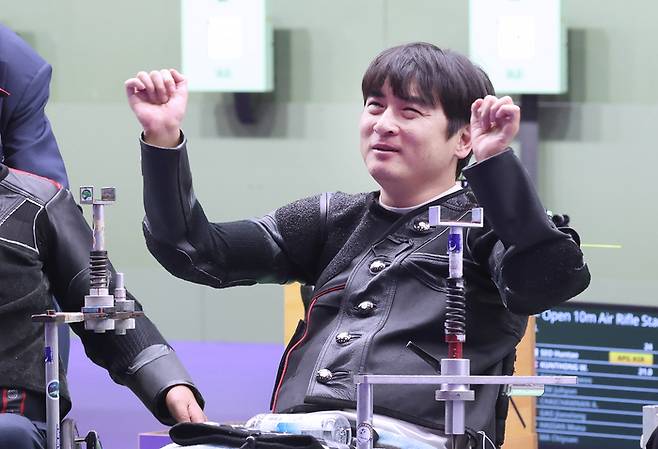 사격 대표팀 서훈태가 19일 일본 아이치현 종합사격장에서 열린 2026 아이치·나고야 아시안패러게임 사격 혼성 10m 공기소총에서 금메달을 따냈다. 사진 | 공동취재단