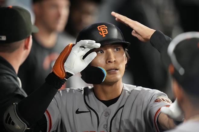 San Francisco Giants' Jung Hoo Lee is congratulated by teammates in the dugout after hitting a solo home run during the second inning of a baseball game against the Los Angeles Dodgers, Friday, Sept. 18, 2026, in Los Angeles. (AP Photo/Mark J. Terrill)        <저작권자(c) 연합뉴스, 무단 전재-재배포, AI 학습 및 활용 금지>
