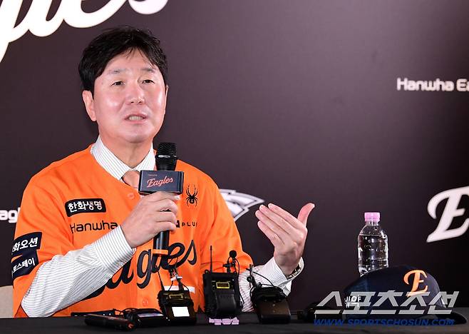 16일 대전 한화생명볼파크에서 한화 이글스 류지현 신임감독 취임식이 열렸다. 포부를 밝히고 있는 류지현 감독. 대전=송정헌 기자songs@sportschosun.com/2026.10.16/