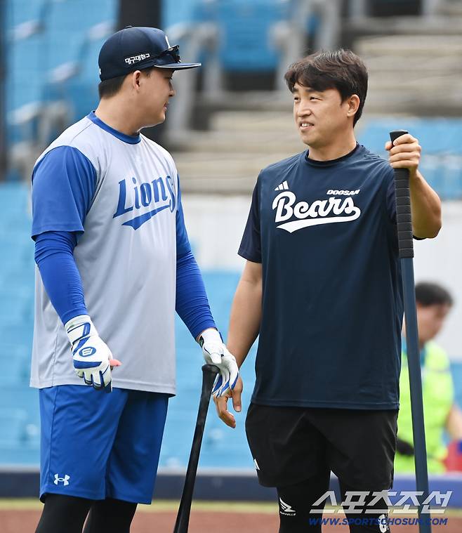 3일 대구 삼성라이온즈파크에서 열린 두산과 삼성의 경기. 삼성 전병우와 두산 손아섭이 이야기를 나누고 있다. 대구=허상욱 기자wook@sportschosun.com/2026.10.03/