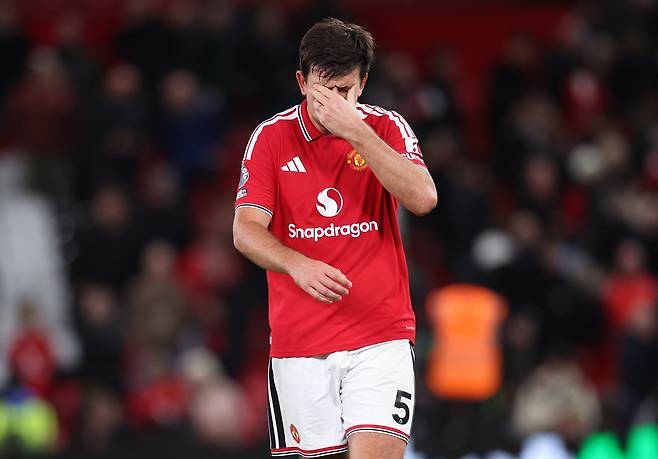 epa13295086 Harry Maguire of Manchester United reacts after the English Premier League match Manchester United against Tottenham Hotspur, in Manchester, Britain, 10 October 2026.  EPA/ADAM VAUGHAN EDITORIAL USE ONLY. No use with unauthorized audio, video, data, fixture lists, club/league logos, 'live' services or NFTs. Online in-match use limited to 120 images, no video emulation. No use in betting, games or single club/league/player publications.  <저작권자(c) 연합뉴스, 무단 전재-재배포, AI 학습 및 활용 금지>