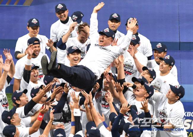 ◇2019 시즌 한국시리즈 우승 후 선수들로부터 헹가래를 받고 있는 김 단장. 스포츠조선DB