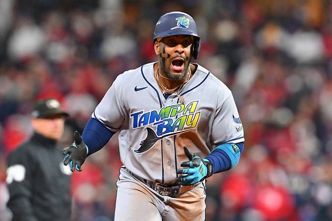 CLEVELAND, OHIO - OCTOBER 17: Yandy Diaz #2 of the Tampa Bay Rays celebrates after hitting a two run Home Run during the ninth inning against the Cleveland Guardians in game four of the American League Championship Series at Progressive Field on October 17, 2026 in Cleveland, Ohio.   Jason Miller/Getty Images/AFP (Photo by Jason Miller / GETTY IMAGES NORTH AMERICA / Getty Images via AFP)







<저작권자(c) 연합뉴스, 무단 전재-재배포, AI 학습 및 활용 금지>