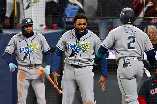 CLEVELAND, OHIO - OCTOBER 17: Yandy Diaz #2 of the Tampa Bay Rays celebrates with Junior Caminero #13 after hitting a two run Home Run during the ninth inning against the Cleveland Guardians in game four of the American League Championship Series at Progressive Field on October 17, 2026 in Cleveland, Ohio.   Jason Miller/Getty Images/AFP (Photo by Jason Miller / GETTY IMAGES NORTH AMERICA / Getty Images via AFP)







<저작권자(c) 연합뉴스, 무단 전재-재배포, AI 학습 및 활용 금지>