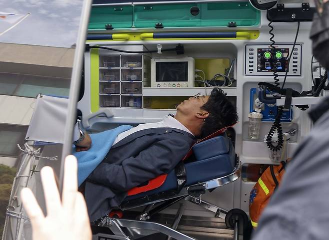 19일 대전 대덕구청 앞에서 8일째 원구성을 촉구하며 단식을 이어가던 김찬술 청장이 건강악화, 병원으로 이송되고 있다. 대덕구 제공