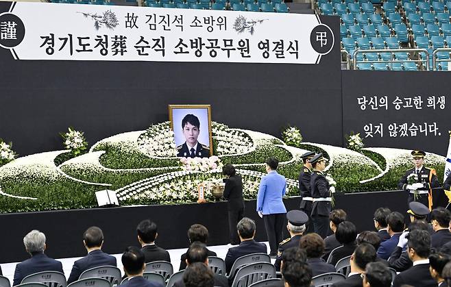 추미애 경기도지사가 19일 경기도 부천시 원미구 부천실내체육관에서 열린 ‘고(故) 김진석 소방위 영결식’에서 분향하고 있다. 사진공동취재단