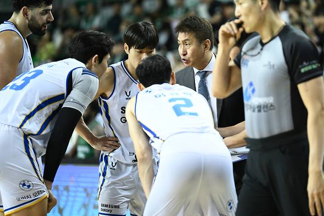 김상식 서울 삼성 감독이 선수들에게 지시하는 모습. 사진=KBL