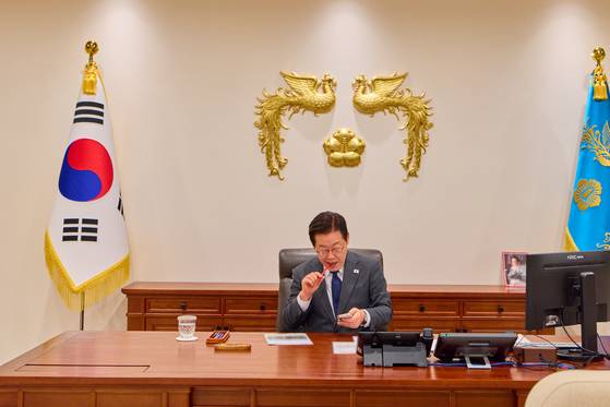 이재명 대통령이 취임 후 작성한 X 글 중 타 계정을 인용해 직접 반박·설명하는 등의 인용글이 지난해와 비교해 크게 늘어난 것으로 분석됐다. 사진은 지난해 10월 20일 서울 용산 대통령실 청사에서 집무를 보던 중 휴대전화를 살펴보고 있는 이 대통령의 모습. 뉴스1