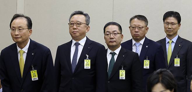 ▲ 이환주 KB국민은행장(왼쪽)을 비롯한 시중 은행장들이 19일 국회 정무위원회에서 열린 금융감독원 등에 대한 국정감사에서 선서를 마친 뒤 자리에 앉고 있다. 왼쪽부터 이 은행장, 정상혁 신한은행장, 이호성 하나은행장, 정진완 우리은행장, 강태영 NH농협은행장. 연합뉴스