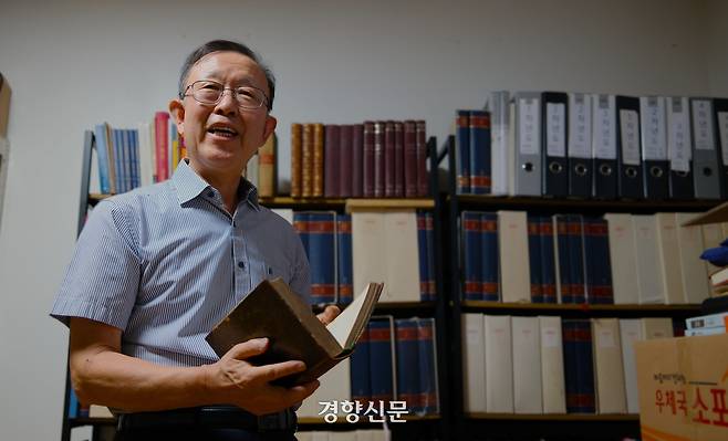 강신준 교수가 지난 9월 21일 경기도 용인 자택 방에 모아둔 마르크스 관련 자료를 설명하고 있다.  중단이 사실상 정해진 맑스엥겔스연구소에서 가져온 자료들이다.  김종목 기자