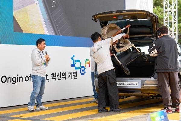 대상 수상작 ‘트라이폴드 러기지보드’를 시연하는 모습 [사진 제공=현대차그룹]