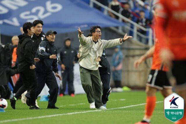 18일 수원월드컵경기장에서 열린 화성FC와의 홈경기에서 주심에게 항의하고 있는 이정효 수원 삼성 감독./프로축구연맹 제공