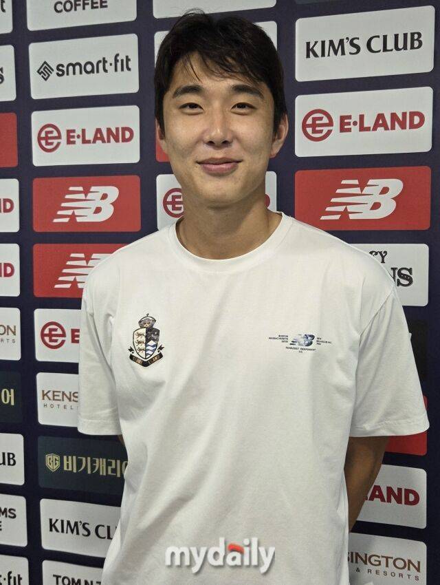 서울 이랜드 박재용이 18일 목동종합운동장에서 열린 김해FC와의 홈경기를 마친 뒤 믹스트존 인터뷰를 하고 있다./목동종합운동장=노찬혁 기자