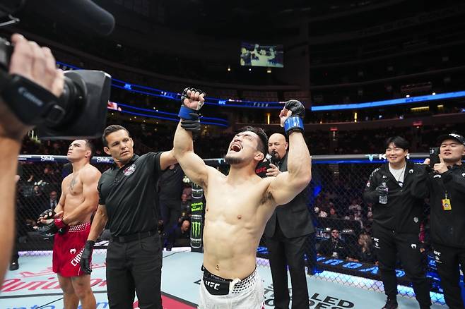 18일 경기에서 유수영이 승리가 호명되자 두 손을 번쩍 들며 환호하고 있다. [UFC 제공]