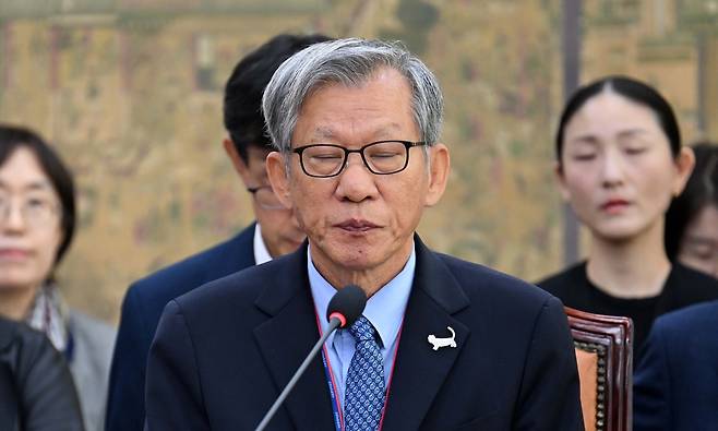 유홍준 국립중앙박물관장이 19일 오전 서울 여의도 국회에서 열린 문화체육관광위원회 국정감사에 출석해 생각에 잠겨 있다. 이상섭 기자