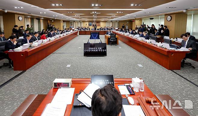 [대구=뉴시스] 이무열 기자 = 홍의락 한국가스공사 사장이 19일 대구 동구 한국가스공사 본사에서 열린 2026년도 국회 산자중기위원회의 한국가스공사, 한국석유공사, 강원랜드, 대한석탄공사, 한국가스기술공사, 한국가스안전공사, 한국석유관리원, 한국광해광업공단에 대한 국정감사에서 업무보고를 하고 있다. 2026.10.19. lmy@newsis.com