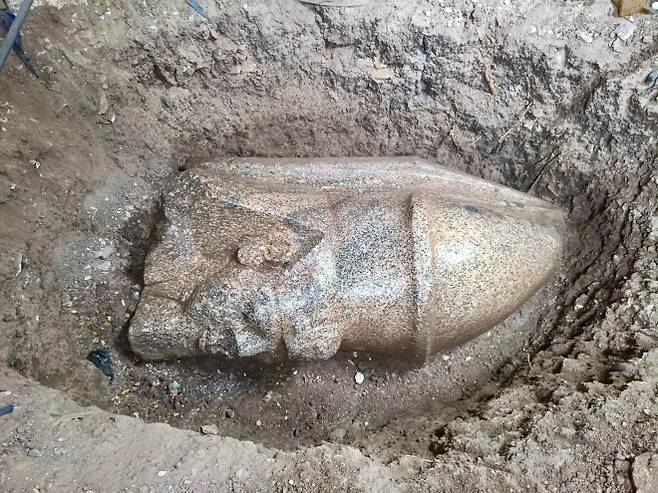 나일강 삼각주(델타) 지역에서 람세스 2세를 묘사한 것으로 추정되는 거대 두상과 람세스 2세 칭호가 새겨진 화강암 조각 등이 최근 발견됐다고 지난 14일(현지시간) 이집트 관광유물부가 밝혔다. 이집트 관광유물부 페이스북 캡처