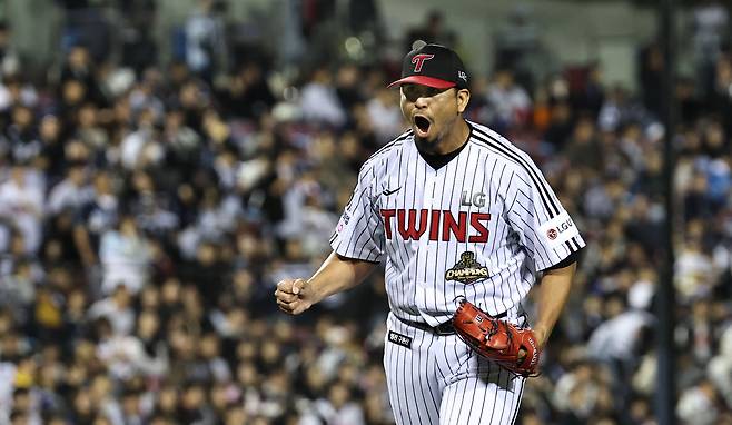 카를로스 카라스코가 14일 서울 잠실야구장에서 열린 2026 신한 SOL KBO 포스트시즌 와일드카드 결정전 1차전 두산 베어스와의 경기에서 6회 초 2사 1루 두산 안재석을 중견수 플라이 아웃으로 처리한 뒤 환호하고 있다. 연합뉴스