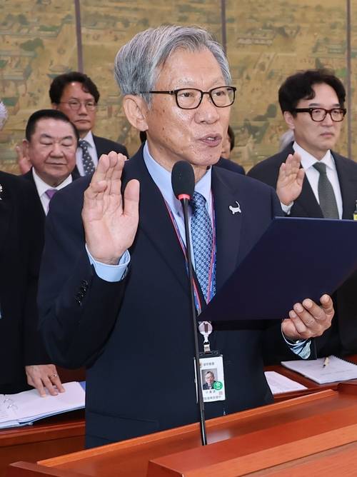 유홍준 국립중앙박물관장이 19일 국회 국정감사에서 선서하고 있다. 연합뉴스