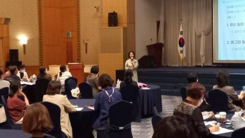 직장에서의 공감대화에 대해 강연 중인 김 소장 [본인 제공]
