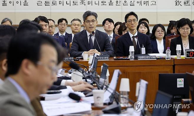 질의 답하는 박철우 서울중앙지방공소청장 (서울=연합뉴스) 이동해 기자 = 박철우 서울중앙지방공소청장이 19일 국회 법제사법위원회에서 열린 서울광역공소청(옛 서울고검) 등에 대한 국정감사에서 의원 질의에 답하고 있다. 2026.10.19 eastsea@yna.co.kr